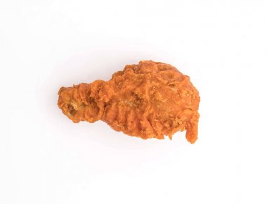 Beyaz arka planda kızarmış tavuk