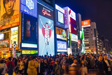 Osaka, Japonya - 19 Kasım 2016: Bir grup insan shopp için yürüyüş