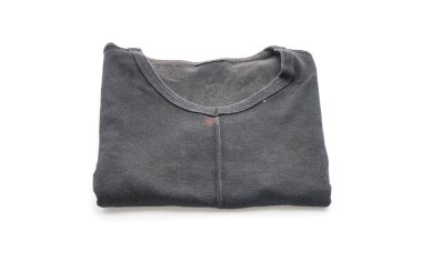 siyah t-shirt üzerine beyaz katlanmış