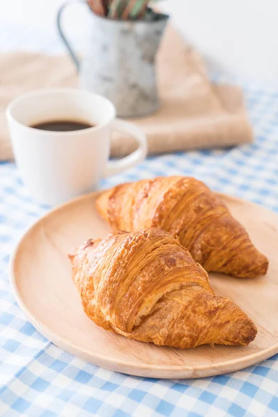 Croissant de manteiga na mesa — Fotografia de Stock