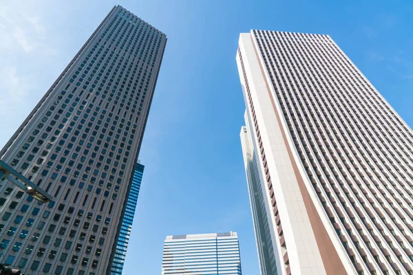 Edifícios altos e céu azul - Shinjuku, Tóquio — Fotografia de Stock