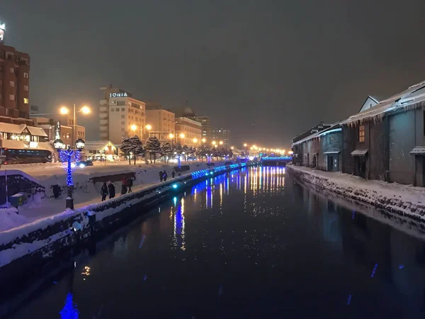 Flou de la vue nocturne et lumière sur le canal d'Otaru, la neige s'arrête — Photo