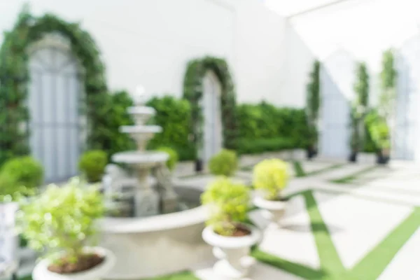 Abstrakt oskärpa fontänen dekoration i trädgården — Stockfoto