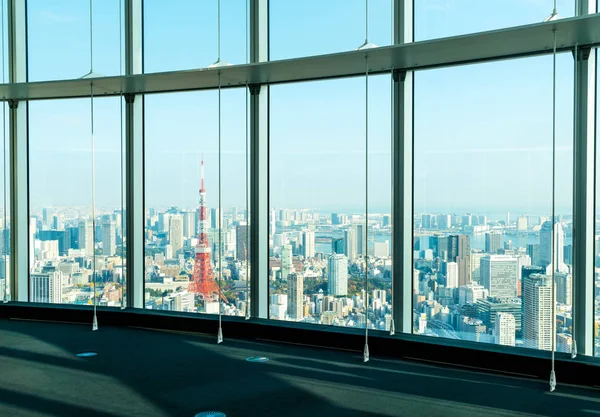 Окно здания на фоне Токийской башни — стоковое фото
