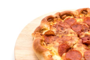 Beyaz zemin üzerine ev yapımı biberli Pizza 