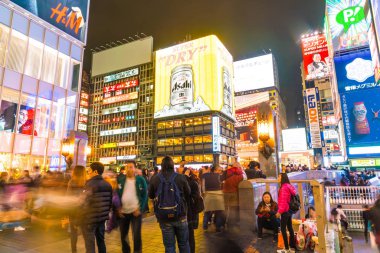 Osaka, Japonya - 19 Kasım 2016: Bir grup insan shopp için yürüyüş