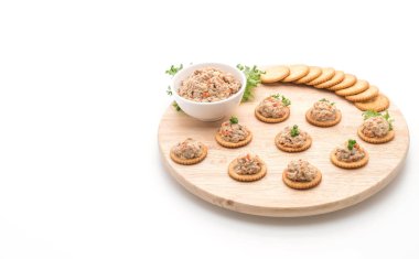 ton balıklı salata kraker ile