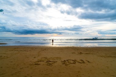 Bulutlu olan tropikal plaj 