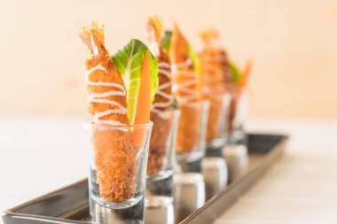  ahşap üzerine meyilli kızarmış karides