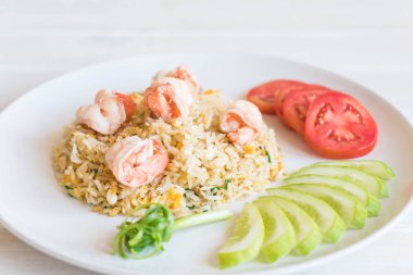 Kızarmış pirinç ve karides.