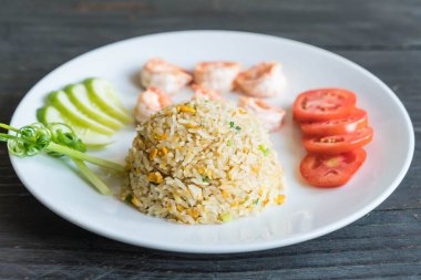 Kızarmış pirinç ve karides.