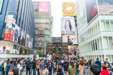Osaka, Japonya - 19 Kasım 2016: Bir grup insan shopp için yürüyüş