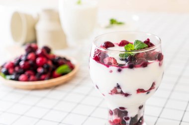 karışık meyveli Yoğurtlu