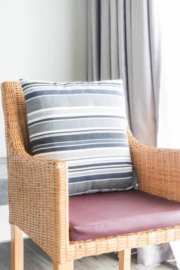 Kanepe oturma Interio dekorasyonda güzel lüks yastık