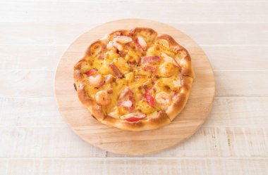 Ev yapımı hawaiian deniz ürünleri pizza