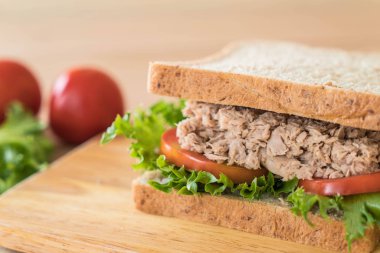 ton balıklı sandviç Wood