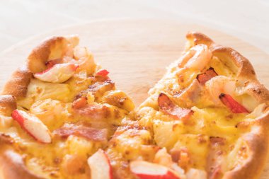 Ev yapımı hawaiian deniz ürünleri pizza