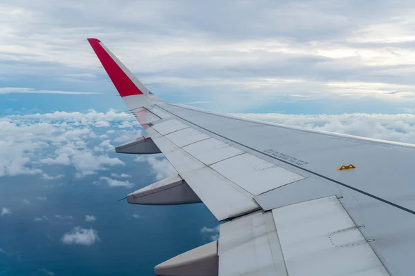 Vliegtuig dat boven wolken vliegt — Stockfoto