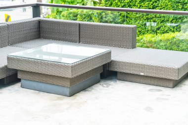 veranda boş sandalye ve masa