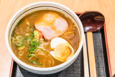 domuz eti ve yumurta ile köri ramen