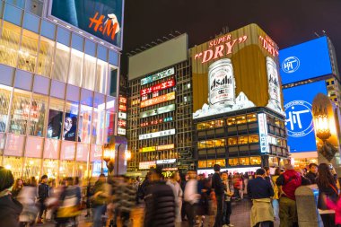 Osaka, Japonya - 19 Kasım 2016: Bir grup insan shopp için yürüyüş