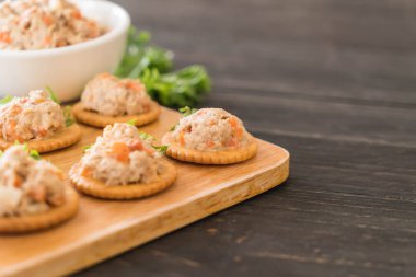 ton balıklı kraker ile yayıldı