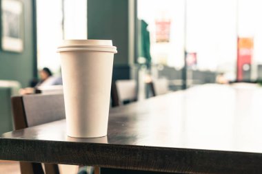 Kahve dükkanında kahve fincanı.