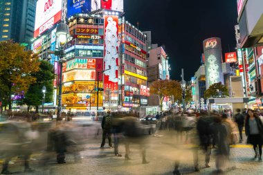 Tokyo, Japonya, 17 Kasım 2016: Shibuya Crossing, şehir sokak ile