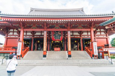 Tokyo-Kasım 16: Budist tapınağı Sensoji Novem tarihinde kalabalık insanlara