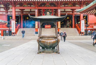 Tokyo-Kasım 16: Budist tapınağı Sensoji Novem tarihinde kalabalık insanlara