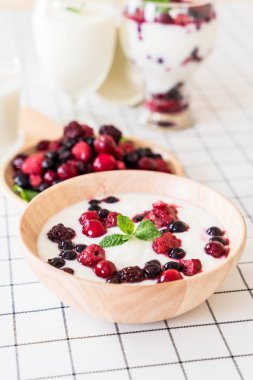 karışık meyveli Yoğurtlu