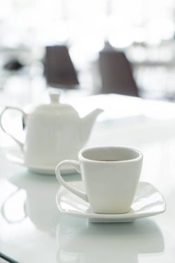 Çay fincanı masanın üstünde.