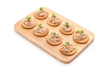 ton balıklı salata kraker ile