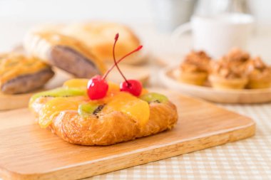 Danimarka karışık meyve reçeli ile