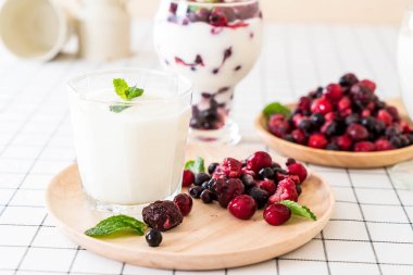 karışık meyveli Yoğurtlu