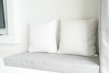 Oturma odasında kanepe dekorasyon güzel yastık 