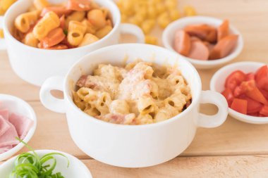 makarna peynir ve jambon