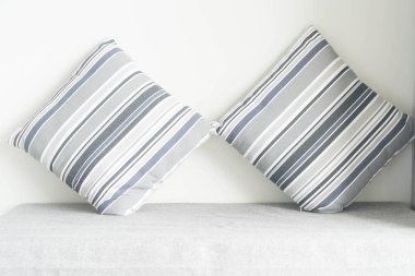 Oturma odasında kanepe dekorasyon güzel yastık 