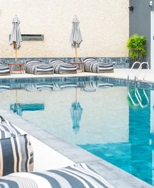 Beautiful luxury umbrella and chair around outdoor swimming pool — Stock Photo, Image