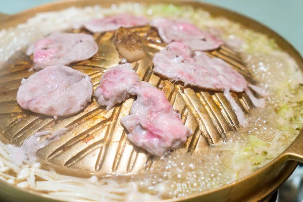 豚肉スライスで熱い鍋を焼く — ストック写真