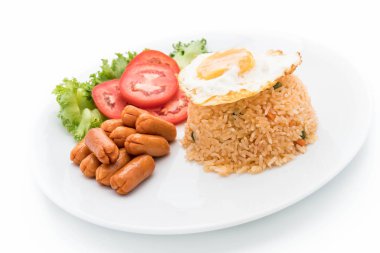 sosis ve kızarmış yumurta ile kızarmış pilav