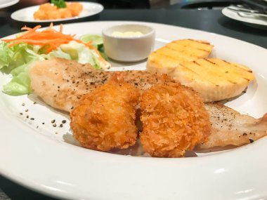 Kızarmış pirzola balık ve karides biftek