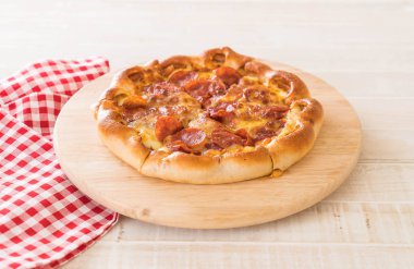 Ev yapımı biberli Pizza ahşap plaka üzerinde