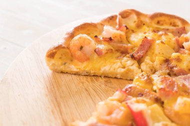 Ev yapımı hawaiian deniz ürünleri pizza