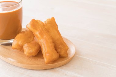 derin yağda kızartılmış hamur sopa ile süt çay