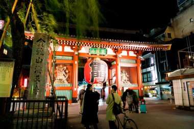 Tokyo, Japonya - 15 Kasım 2016: kalabalık insanlar için Buddh başlık