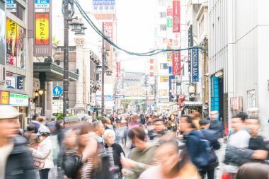 Osaka, Japonya - 19 Kasım 2016: Bir grup insan shopp için yürüyüş