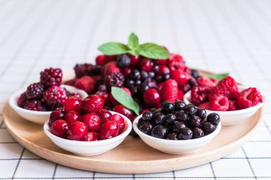 dondurulmuş karışık berry