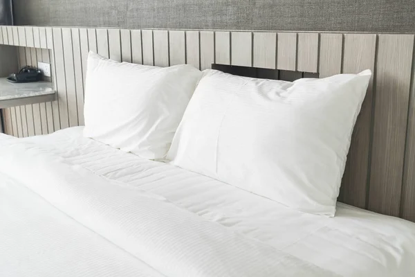 Almohada blanca en la decoración de la cama en el dormitorio —  Fotos de Stock