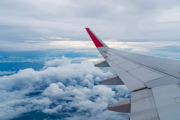 Vliegtuig dat boven wolken vliegt — Stockfoto